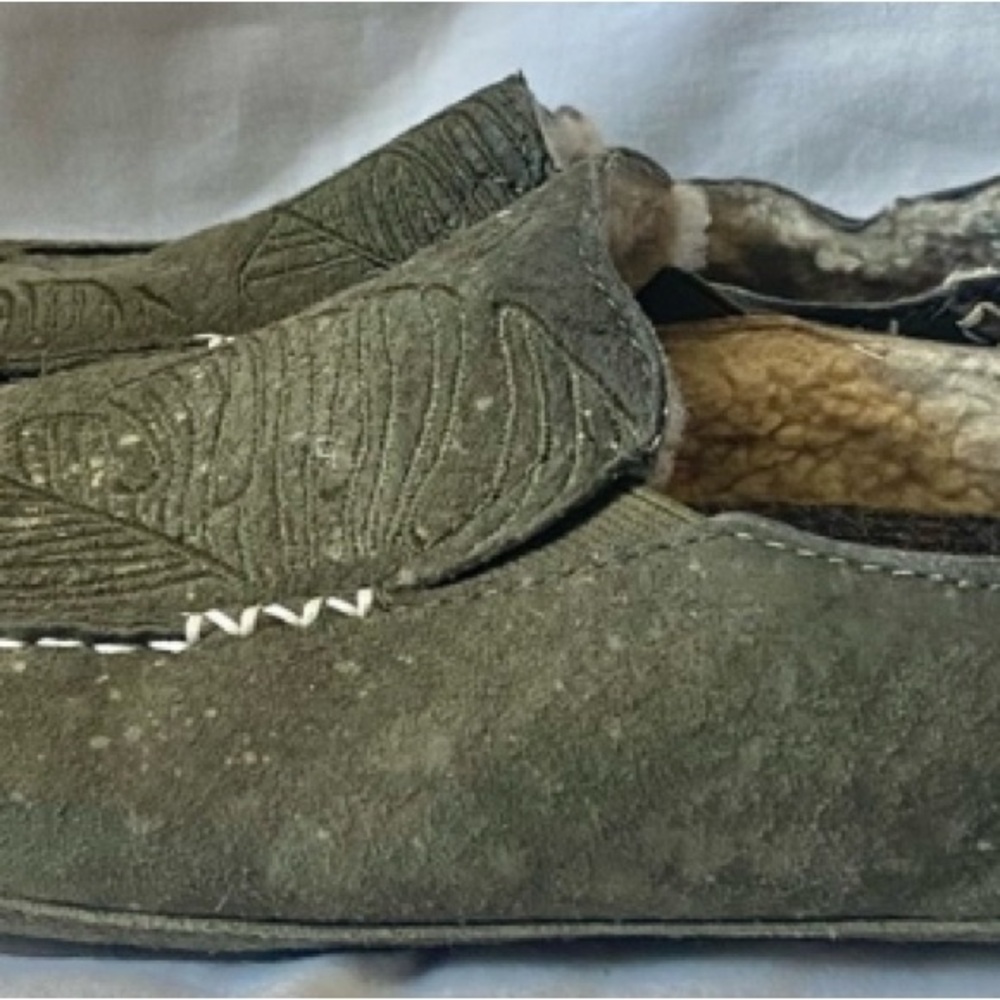 OluKai Women's Green Suede Slippers leaf pattern broken in but still very comfy!